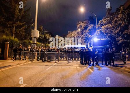 Ankara, Türkei. Oktober 2023. Polizeibeamte blockieren während der Demonstration die Straße zur israelischen Botschaft. In vielen Teilen der Türkei wird der Tod von Hunderten von Menschen infolge der Bombardierung des Al-Ahli Baptist Hospital in Gaza durch Israel demonstriert. Mitglieder der türkischen Arbeiterpartei (TWP) versammelten sich vor der israelischen Botschaft in Ankara und protestierten gegen die Angriffe auf Palästina. Quelle: SOPA Images Limited/Alamy Live News Stockfoto