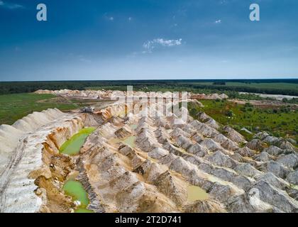 Kalksteinpfahlleitungen und Wasser im Graben im Bergbau Stockfoto