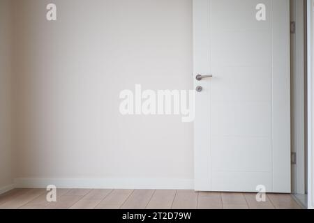 Leerer, sauberer Innenraum Hintergrund leere weiße Wände Ecke Stockfoto