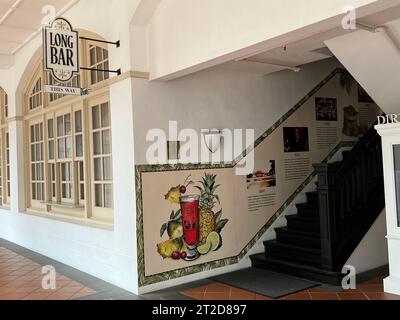 PRODUKTION - 03. Oktober 2023, Singapur, Singapur: Die Treppe zur weltberühmten Long Bar im Raffles Hotel. Hier erfand der Barkeeper Ngiam Tong Boon 1915 den Gin-basierten Cocktail. Das hochfeste Getränk sieht aus wie ein Fruchtsaft, damit die Damen sich an die Etikette halten können. (Zu dpa 'From the Ritz to Harry's Bar: Where 'Classic Cocktails' Based Legends') Foto: Carola Frentzen/dpa Stockfoto