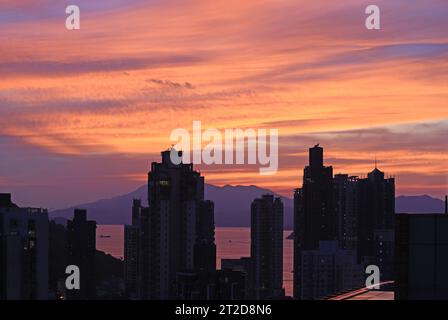 Stadtbild von Hong Kong, Lage in Sheung Wan mit einem Teil des Victoria Harbour während des Sonnenuntergangs und Nachleuchtens Stockfoto