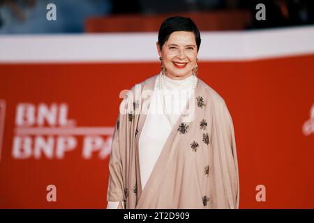 Isabella Rossellini besucht einen roten Teppich für den Film „C'è Ancora Domani“ während des 18. Rom Film Festivals im Auditorium Parco Della Musica in Rom. (Foto: Elena Vizzoca / SOPA Images/SIPA USA) Stockfoto