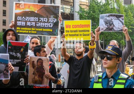 Seoul, Südkorea. Oktober 2023. Pro-palästinensische Anhänger halten Zeichen, die ihre Meinung während einer Kundgebung zur Unterstützung Palästinas in der Nähe der israelischen Botschaft in Seoul zum Ausdruck bringen. Eine Gruppe pro-palästinensischer Unterstützer veranstaltet eine Kundgebung, um Israel zu drängen, die Angriffe auf den Gazastreifen in Seoul einzustellen. Quelle: SOPA Images Limited/Alamy Live News Stockfoto