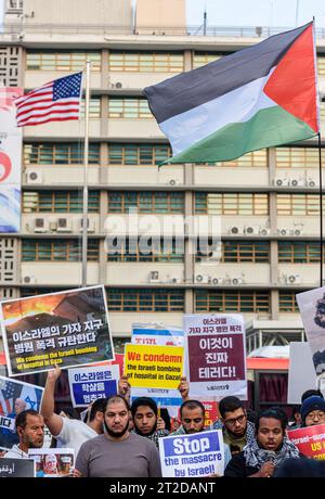 Seoul, Südkorea. Oktober 2023. Pro-palästinensische Anhänger halten Zeichen, die ihre Meinung während einer Kundgebung zur Unterstützung Palästinas in der Nähe der US-Botschaft in Seoul zum Ausdruck bringen. Eine Gruppe pro-palästinensischer Unterstützer veranstaltet eine Kundgebung, um Israel zu drängen, die Angriffe auf den Gazastreifen in Seoul einzustellen. Quelle: SOPA Images Limited/Alamy Live News Stockfoto