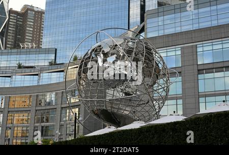 Skulptur von Globe Brandell vor dem Trump International Hotel, Columbus Circle, Manhattan, New York City Stockfoto