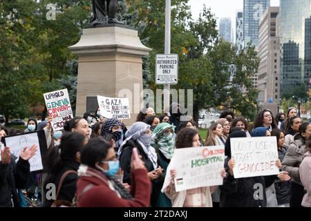 Toronto, Kanada - 18. Oktober 2023: Demonstranten treffen sich zusammen, halten Schilder und Fahnen und äußern ihre Bedenken auf einer Straße der Stadt. Stockfoto