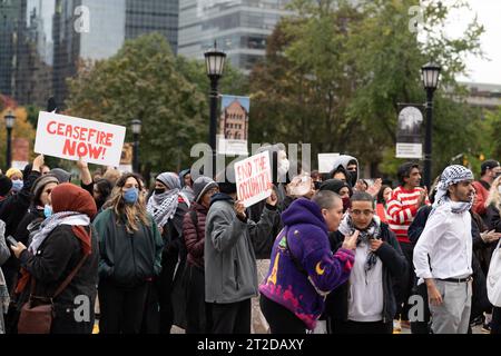 Toronto, Kanada - 18. Oktober 2023: Diverse Gesichter, eine Botschaft: Die Menge steht fest und setzt sich für Veränderung ein. Stockfoto