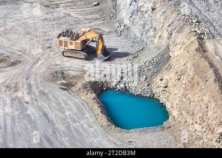 Diamantmine im Tagebau, hydraulischer Bagger im Tagebau, Infiltration von Oberflächenwasser Stockfoto