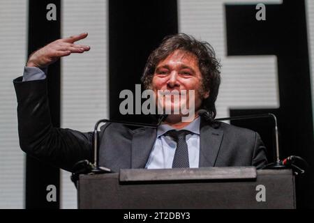 Buenos Aires, Argentinien. Oktober 2023. Javier Gerardo Milei hält am Ende seines Wahlkampfes vor Tausenden von Anhängern eine Rede, um sich den anstehenden argentinischen Präsidentschaftswahlen 2023 zu stellen. Javier Gerardo Milei beendet seine Kampagne vor Tausenden von Anhängern, um sich den nächsten Präsidentschaftswahlen in Buenos Aires, Argentinien, in der Arena Movistar in Villa Crespo zu stellen. Quelle: SOPA Images Limited/Alamy Live News Stockfoto