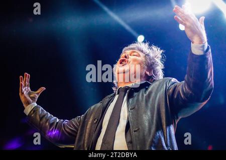 Buenos Aires, Argentinien. Oktober 2023. Javier Gerardo Milei hält am Ende seines Wahlkampfes vor Tausenden von Anhängern eine Rede, um sich den anstehenden argentinischen Präsidentschaftswahlen 2023 zu stellen. Javier Gerardo Milei beendet seine Kampagne vor Tausenden von Anhängern, um sich den nächsten Präsidentschaftswahlen in Buenos Aires, Argentinien, in der Arena Movistar in Villa Crespo zu stellen. Quelle: SOPA Images Limited/Alamy Live News Stockfoto