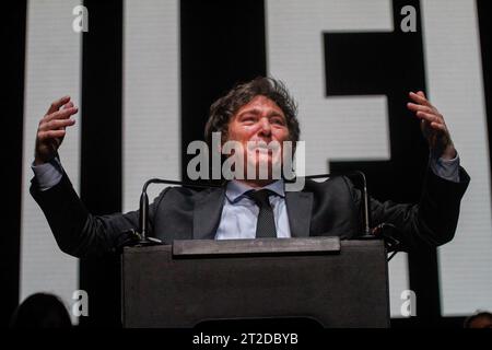 Buenos Aires, Argentinien. Oktober 2023. Javier Gerardo Milei hält am Ende seines Wahlkampfes vor Tausenden von Anhängern eine Rede, um sich den anstehenden argentinischen Präsidentschaftswahlen 2023 zu stellen. Javier Gerardo Milei beendet seine Kampagne vor Tausenden von Anhängern, um sich den nächsten Präsidentschaftswahlen in Buenos Aires, Argentinien, in der Arena Movistar in Villa Crespo zu stellen. Quelle: SOPA Images Limited/Alamy Live News Stockfoto