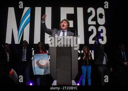 Buenos Aires, Argentinien. Oktober 2023. Javier Gerardo Milei hält am Ende seines Wahlkampfes vor Tausenden von Anhängern eine Rede, um sich den anstehenden argentinischen Präsidentschaftswahlen 2023 zu stellen. Javier Gerardo Milei beendet seine Kampagne vor Tausenden von Anhängern, um sich den nächsten Präsidentschaftswahlen in Buenos Aires, Argentinien, in der Arena Movistar in Villa Crespo zu stellen. Quelle: SOPA Images Limited/Alamy Live News Stockfoto