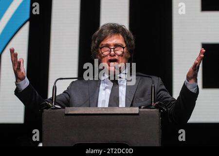 Buenos Aires, Argentinien. Oktober 2023. Javier Gerardo Milei hält am Ende seines Wahlkampfes vor Tausenden von Anhängern eine Rede, um sich den anstehenden argentinischen Präsidentschaftswahlen 2023 zu stellen. Javier Gerardo Milei beendet seine Kampagne vor Tausenden von Anhängern, um sich den nächsten Präsidentschaftswahlen in Buenos Aires, Argentinien, in der Arena Movistar in Villa Crespo zu stellen. Quelle: SOPA Images Limited/Alamy Live News Stockfoto