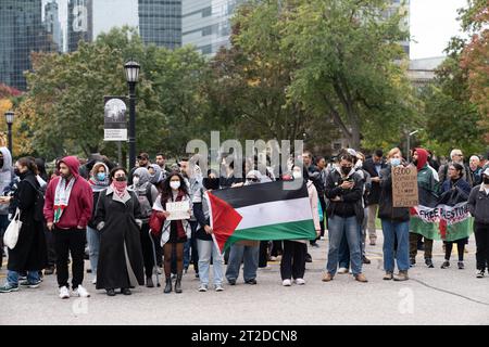 Toronto, Kanada - 18. Oktober 2023: Ein Mosaik entschlossener Gesichter, die einen gemeinsamen Traum widerspiegeln: Frieden, Gerechtigkeit und eine bessere Zukunft für Gaza. Stockfoto