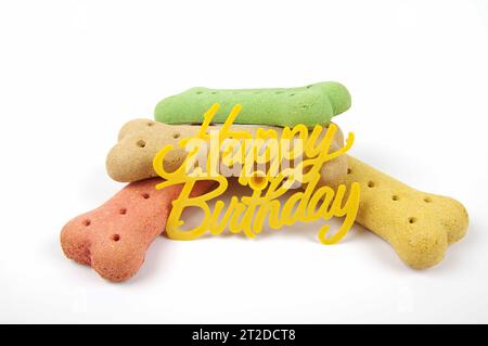 Happy Birthday Hundeschlitten mit einem Happy Birthday Schild auf weißem Hintergrund Stockfoto