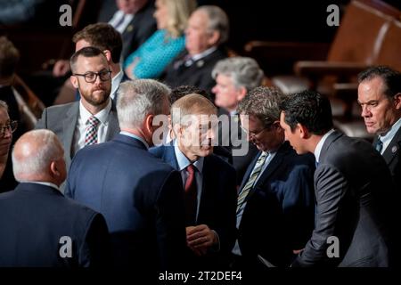 Repräsentant des Repräsentantenhauses Jim Jordan (Republikaner von Ohio), Mitte, spricht mit dem ehemaligen Sprecher des Repräsentantenhauses der Vereinigten Staaten Kevin McCarthy (Republikaner von Kalifornien), links, und andere, nachdem sie nicht die Stimmen erhalten haben, die notwendig waren, um Sprecher des Repräsentantenhauses zu werden, am Mittwoch, den 18. Oktober, im US-Kapitol in Washington, DC, USA, 2023. das Repräsentantenhaus war ohne Redner, seit der Sprecher des Repräsentantenhauses der Vereinigten Staaten Kevin McCarthy (Republikaner von Kalifornien) am 4. Oktober 2023 aus der Sprecherzeit entlassen wurde Stockfoto