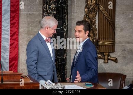 Sprecher des Repräsentantenhauses Pro Tem Patrick McHenry (Republikaner von North Carolina), links, spricht mit dem Repräsentanten der Vereinigten Staaten Matt Gaetz (Republikaner von Florida), rechts, in den Momenten vor der Abstimmung für den Sprecher des Repräsentantenhauses, im US-Kapitol in Washington, DC, USA, Mittwoch, Oktober, 2023. das Repräsentantenhaus war ohne Redner, seit der Sprecher des Repräsentantenhauses der Vereinigten Staaten Kevin McCarthy (Republikaner von Kalifornien) am 4. Oktober 2023 während einer vom Repräsentanten der Vereinigten Staaten initiierten Abstimmung aus der Rednerschaft entlassen wurde Stockfoto