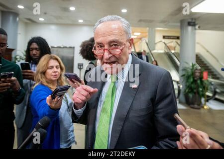 Washington, Usa. Oktober 2023. Chuck Schumer (Demokrat von New York) hält Reportern nach einem Treffen aller Senatoren im US-Kapitol in Washington, DC, USA, am Mittwoch, den 18. Oktober eine Rede. 2023. Foto: Rod Lamkey/CNP/ABACAPRESS.COM Credit: abaca Press/Alamy Live News Stockfoto