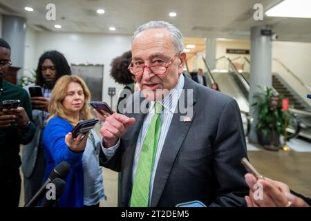 Washington, Usa. Oktober 2023. Chuck Schumer (Demokrat von New York) hält Reportern nach einem Treffen aller Senatoren im US-Kapitol in Washington, DC, USA, am Mittwoch, den 18. Oktober eine Rede. 2023. Foto: Rod Lamkey/CNP/ABACAPRESS.COM Credit: abaca Press/Alamy Live News Stockfoto