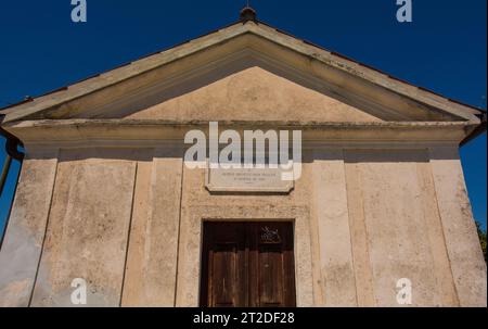 Aquileia, Italien - 11. August 2023. Die kleine Kapelle der Cappelle delle Vergini Aquileiesi in Aquileia, Friaul-Julisch Venetien, Nordosten Italiens Stockfoto