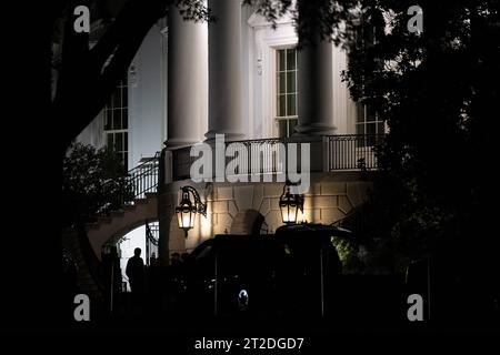 Washington, Usa. Oktober 2023. Präsident Joe Biden kommt am Donnerstag, den 19. Oktober 2023, im Weißen Haus an. Foto: Julia Nikhinson/Pool/ABACAPRESS.COM Credit: Abaca Press/Alamy Live News Stockfoto