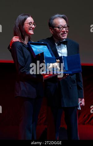 Rom, Italien. Oktober 2023. Shigeru Umebayashi wird von Teho Teardo im Rahmen der Eröffnungszeremonie des 18. Rom Filmfestivals im Auditorium Parco Della Musica am 18. Oktober 2023 in Rom, Italien, mit dem Lifetime Achievement Award ausgezeichnet. (Foto: Massimo Valicchia/NurPhoto) Credit: NurPhoto SRL/Alamy Live News Stockfoto