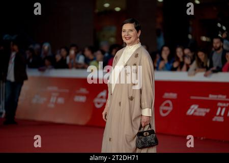 ROM, ITALIEN - 18. OKTOBER: Isabella Rossellini besucht einen roten Teppich für den Film C'e Ancora Domani' während des 18. ROM Film Festivals im Auditorium Parco Della Musica am 18. Oktober 2023 in Rom. (Foto: Luca Carlino/NurPhoto) Credit: NurPhoto SRL/Alamy Live News Stockfoto