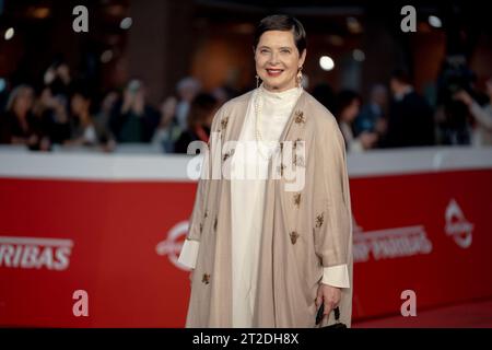 ROM, ITALIEN - 18. OKTOBER: Isabella Rossellini besucht einen roten Teppich für den Film C'e Ancora Domani' während des 18. ROM Film Festivals im Auditorium Parco Della Musica am 18. Oktober 2023 in Rom. (Foto: Luca Carlino/NurPhoto) Credit: NurPhoto SRL/Alamy Live News Stockfoto