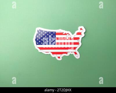 US-amerikanische Flaggenaufkleber auf grünem Hintergrund. Stockfoto