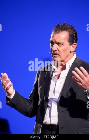 18. Oktober 2023, Madrid, Spanien: ANTONIO BANDERAS verleiht Meryl Streep, Princess of Asturias Award 2023 für Kunst für eine „Sin Guion“-Konferenz während der Princesa de Asturias Awards 2023 im Palacio de Congresos in Oviedo, Spanien. (Kreditbild: © Jack Abuin/ZUMA Press Wire) NUR REDAKTIONELLE VERWENDUNG! Nicht für kommerzielle ZWECKE! Stockfoto