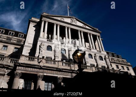 Aktenfoto vom 09/23 der Bank of England, London. Laut einem Bericht sollte die Bank of England die Befugnis erhalten, die Zinssätze in ein negatives Gebiet zu senken und Schritte in Richtung eines höheren Inflationsziels zu Unternehmen, um die Finanzen des Landes im Falle weiterer Krisen zukunftssicher zu machen. Ausgabedatum: Donnerstag, 19. Oktober 2023. Stockfoto