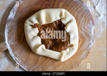 Zubereitetes Gebäck zum Backen, Blick von oben nach unten auf hausgemachte Speisen Stockfoto