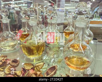 Parfums in transparenten Flaschen. Mischung aus Aromen, Parfümessenz, Labor mit Flüssigkeiten in Flaschen für Ebbe und Fluss. Dünne Glasbehälter für Liqu Stockfoto