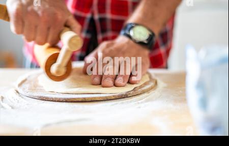 Details der Hände von Männern, die den Teig Rollen. Zubereitung zum Backen von traditionellem tschechischem Gebäck. Hausgemachte frische Speisen Stockfoto