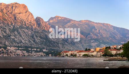 Blick auf Prcanj Beach District in Kotor Bay Montenegro bei Sonnenuntergang. Stockfoto