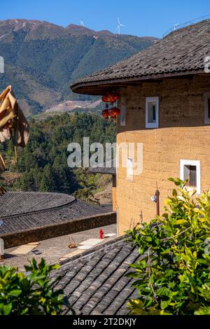 Wunderschöner Spaziergang zwischen zwei Fujian Hakka tulou, China. Vertikales Bild mit Kopierraum für Text Stockfoto