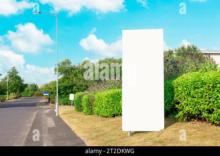 Leere oder nachgebildete Werbetafeln auf der Straße in Vororten Stockfoto