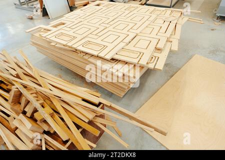 Gestapelte Holzstangen in der Werkstatt der Möbelherstellung Stockfoto