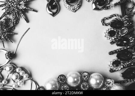 Wunderschöner Schmuck schimmernd glamouröser Schmuck Set, Halskette, Ohrringe, Ringe, Ketten, Broschen mit Perlen und Diamanten auf Schwarz und Weiß Stockfoto