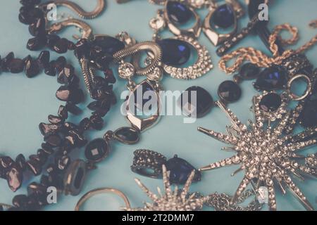Wunderschöner Schmuck schimmernd glamouröser Schmuck Set, Halskette, Ohrringe, Ringe, Ketten, Broschen mit Perlen und Diamanten auf einem blauen Backgro Stockfoto