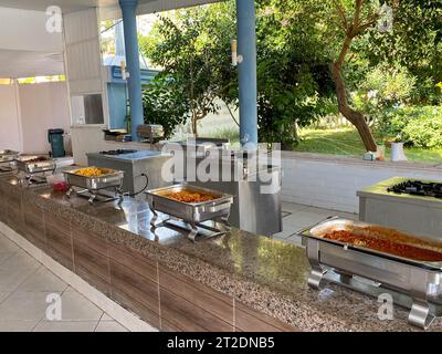 Offene Küche in einem All-Inclusive-Hotel in einem touristisch warmen tropischen Urlaubsparadies. Stockfoto