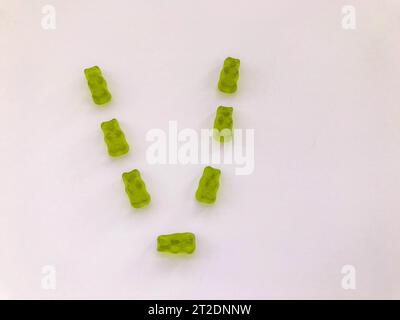 Kreativer eßbarer Buchstabe V aus Gummibären. Brief aus grüner Gelatine und leckeren Süßigkeiten. Kalorienreiches Dessert, köstliches kreatives Alphabet Stockfoto