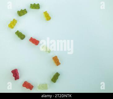 Buchstabe C aus wunderschönen süßen, köstlichen bunten, saftigen Fruchtgummibärchen auf weißem Hintergrund. Süßes Alphabet. Stockfoto