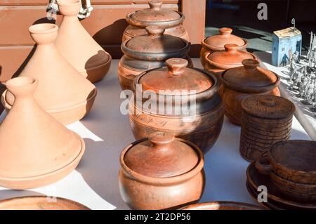 Natürliche traditionelle Ton schöne alte Küchengeräte, Geschirr, Krüge, Vasen, Töpfe, Tassen. Der Hintergrund. Stockfoto