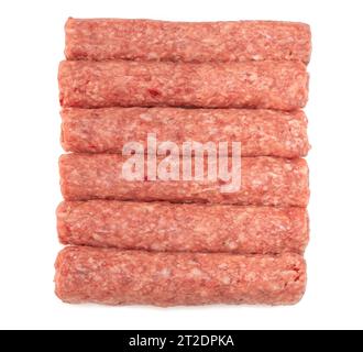 Food-Konzept. Rohwürste, Hackfleisch, Reihe von frischen rohen Rindfleisch Kebabs isoliert auf weiß Stockfoto