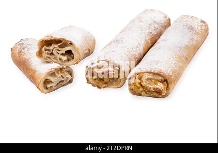 Blätterteig backen, ein Teig im Schnitt. Süßes Gebäck mit Apfel, Puderzuckermarmelade auf weißem Hintergrund. Selektiver Fokus. Stockfoto