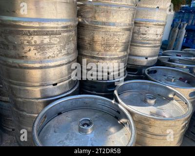 Gruppe von Bierfässern aus Aluminium. Gekühlte Bierfässer, bereit für den Vertrieb. In einer Reihe große silberfarbene oder metallische Alkoholfässer oder Contai gestapelt Stockfoto