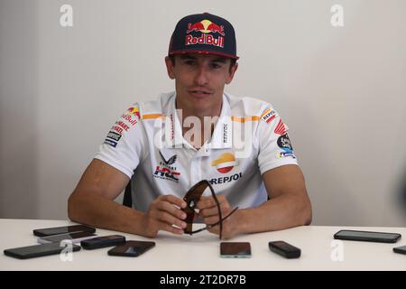 PHILLIP ISLAND, Australien. Oktober 2023. 2023 Guru by Gryfyn Australian Motorcycle Grand Prix – Marc Marquez (Spanien), der für das Repsol Honda Team Rennen fährt, spricht am 19. Oktober 2023 auf dem Phillip Island Grand Prix Circuit in Phillip Island, Australien – Image Credit: brett keating/Alamy Live News Stockfoto