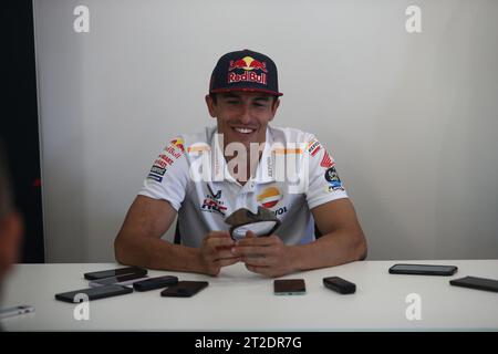 PHILLIP ISLAND, Australien. Oktober 2023. 2023 Guru by Gryfyn Australian Motorcycle Grand Prix – Marc Marquez (Spanien), der für das Repsol Honda Team Rennen fährt, spricht am 19. Oktober 2023 auf dem Phillip Island Grand Prix Circuit in Phillip Island, Australien – Image Credit: brett keating/Alamy Live News Stockfoto