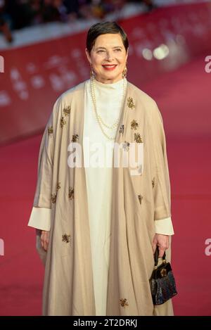 Rom, Italien. Oktober 2023. Isabella Rossellini nimmt am 18. Oktober 2023 an der Eröffnungszeremonie des 18. Rom Filmfestivals im Auditorium Parco Della Musica in Rom Teil (Foto: Fabrizio Corradetti/LiveMedia) Credit: Independent Photo Agency Srl/Alamy Live News Credit: Independent Photo Agency/Alamy Live News Stockfoto